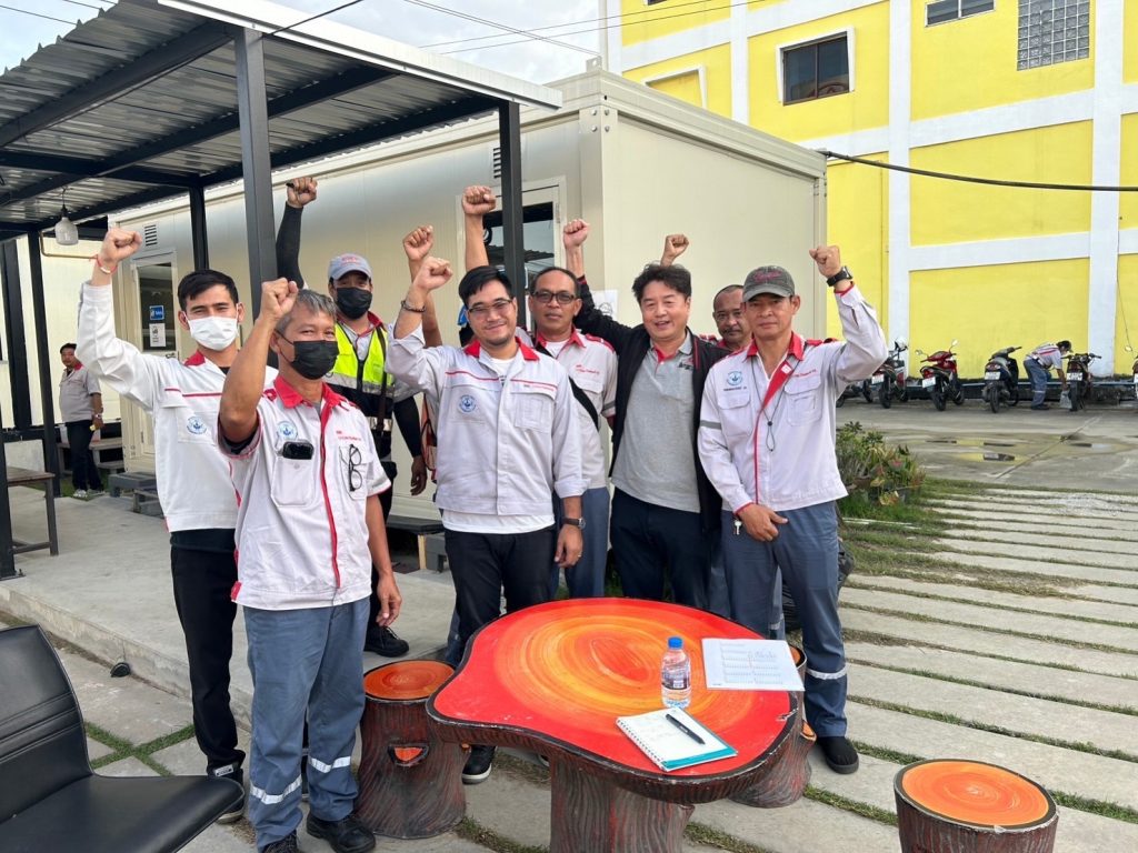 目標達成し全員で成果を喜ぶ